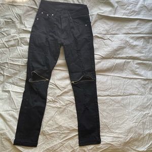 Distressed skinny jeans